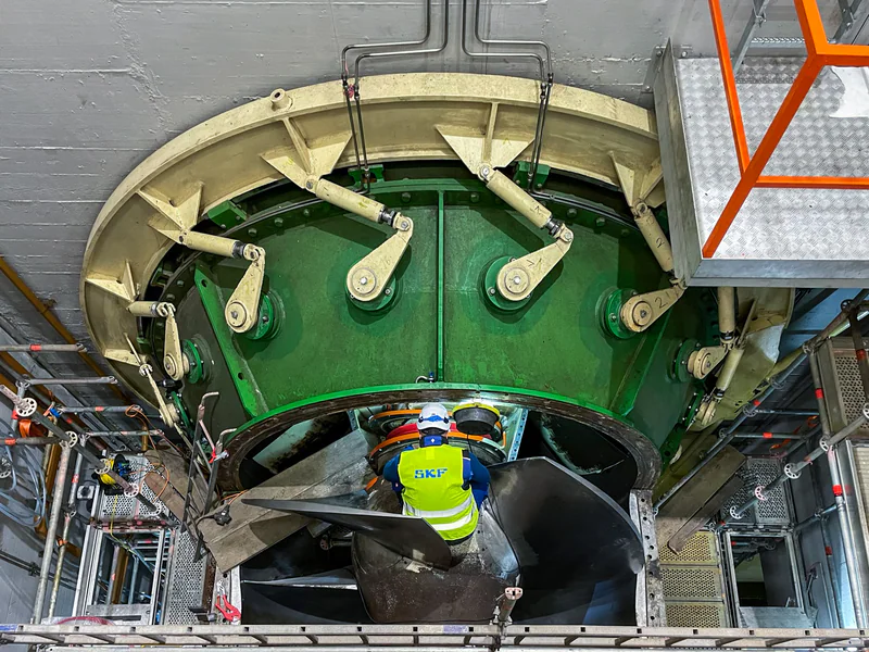 Seal installation, SKF. Photo: SKF